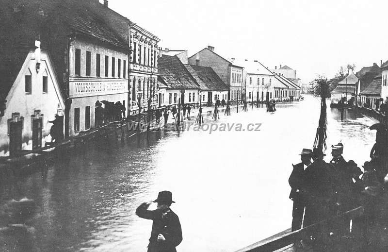 1903 (6).jpg - Ratibořská ulice při povodni v roce 1897 nebo 1899, kdy byla ulice taky zaplavena. Jedná se o místo přibližně dnešní křižovatky ulic Partyzánská, Holasická a Ratibořská.